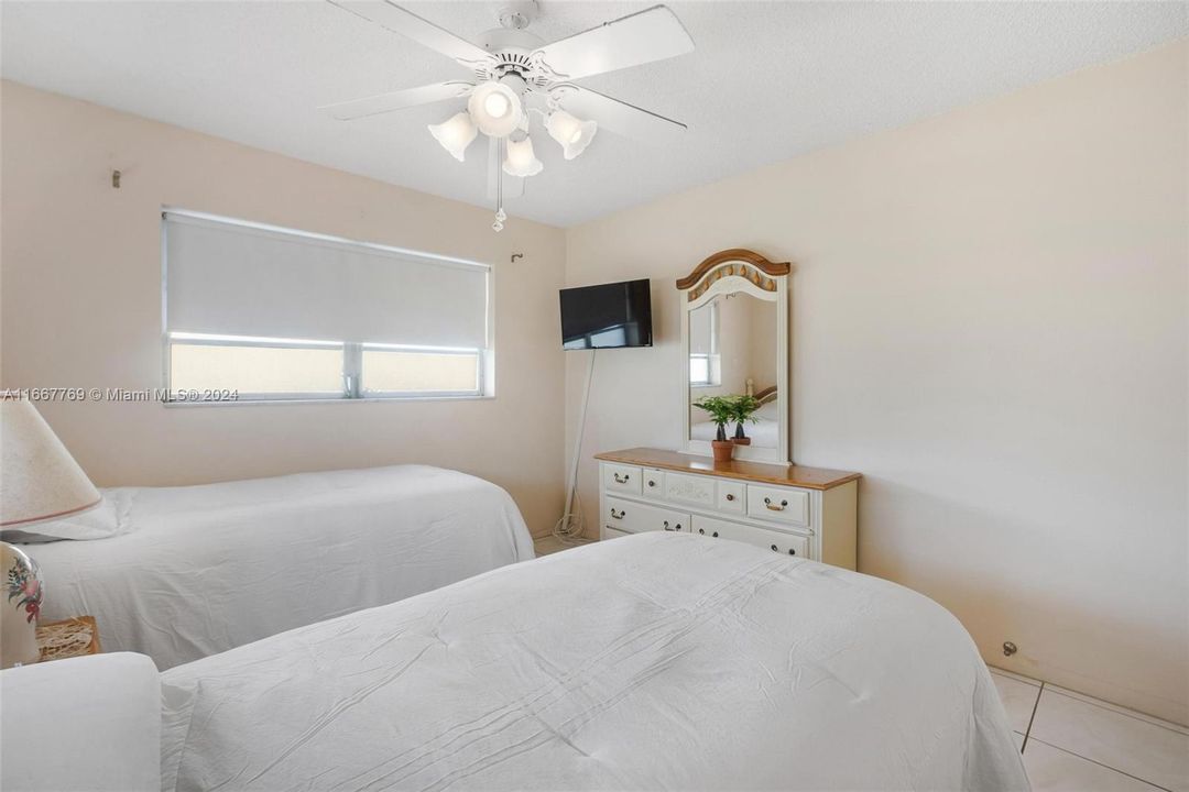 For Sale: $215,000 (2 beds, 2 baths, 968 Square Feet)