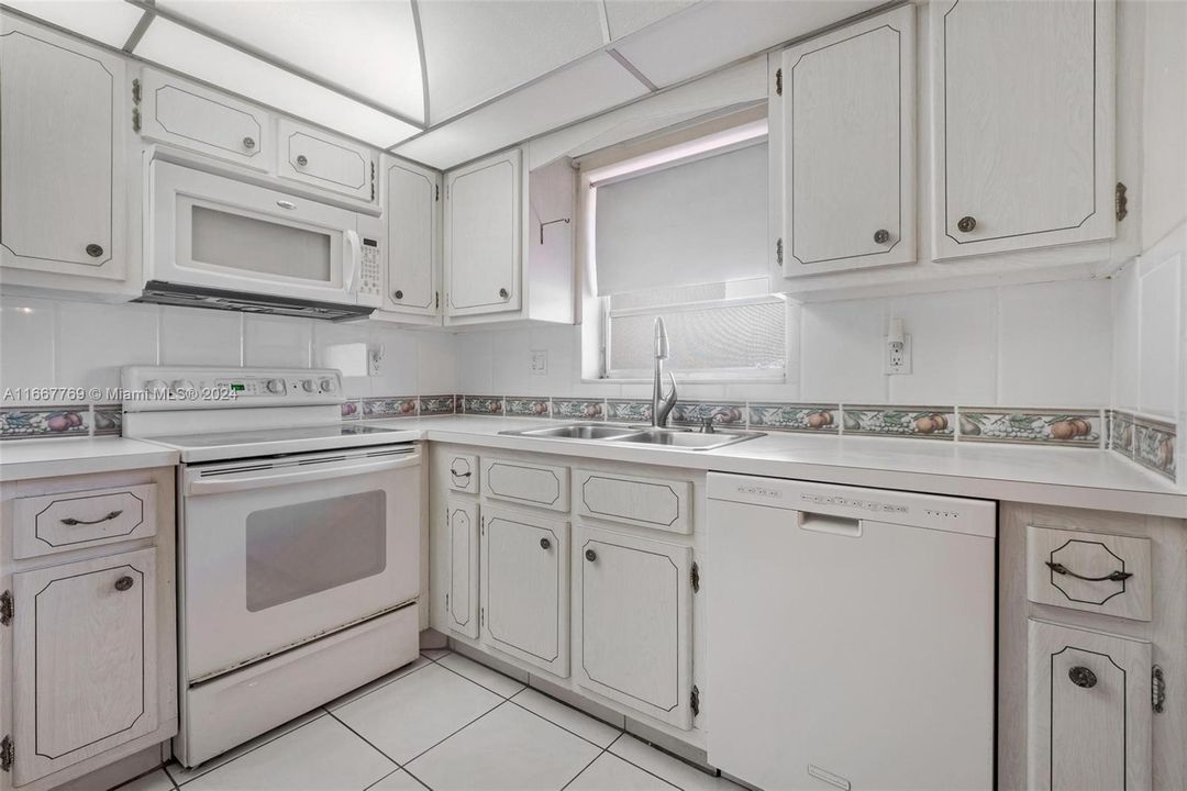 For Sale: $215,000 (2 beds, 2 baths, 968 Square Feet)