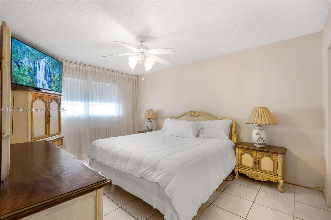 For Sale: $215,000 (2 beds, 2 baths, 968 Square Feet)