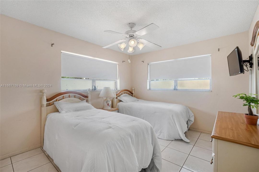 For Sale: $215,000 (2 beds, 2 baths, 968 Square Feet)