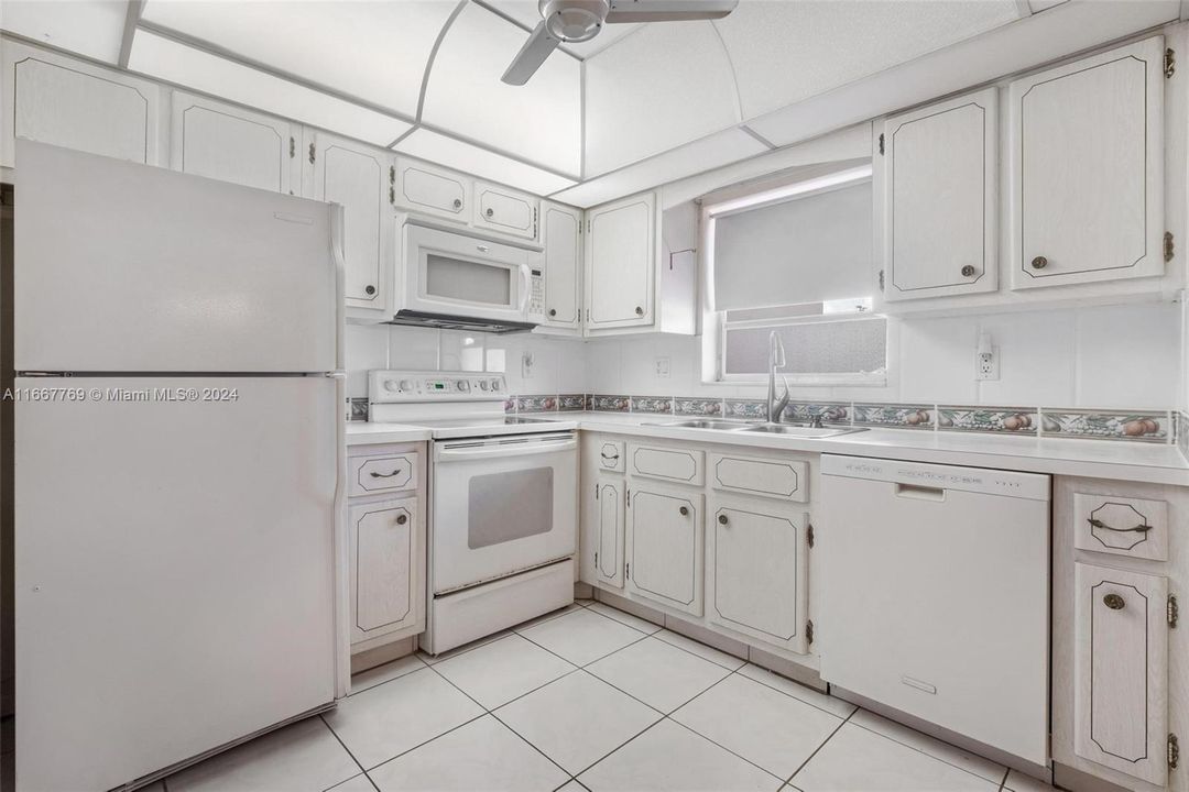 For Sale: $215,000 (2 beds, 2 baths, 968 Square Feet)