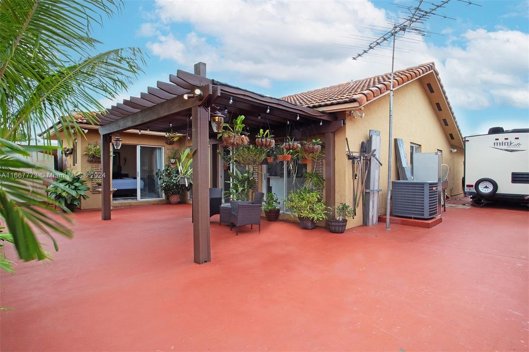 En Venta: $640,500 (4 camas, 2 baños, 1477 Pies cuadrados)