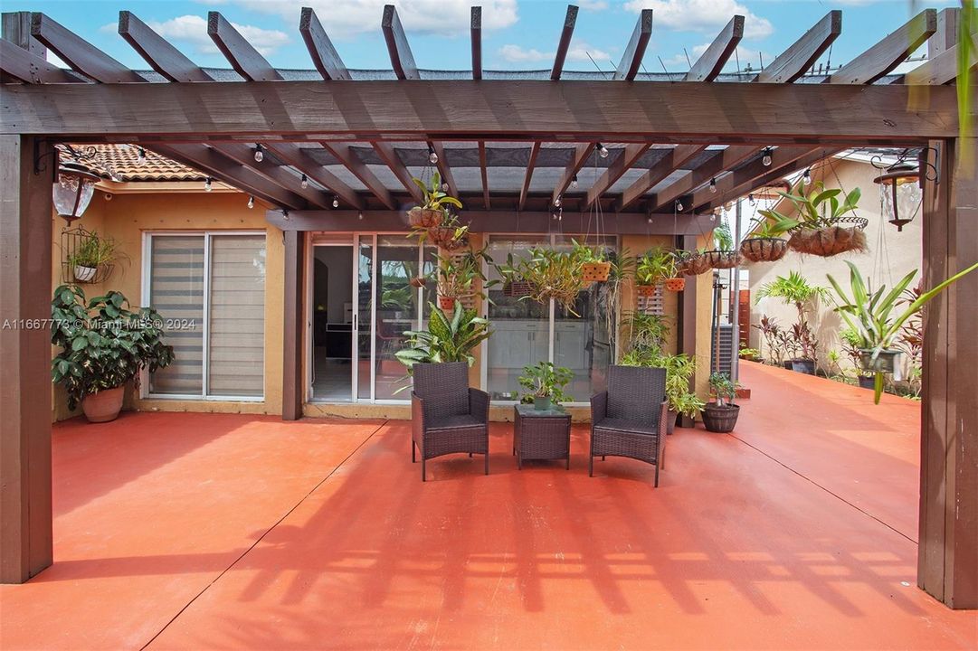 En Venta: $640,500 (4 camas, 2 baños, 1477 Pies cuadrados)