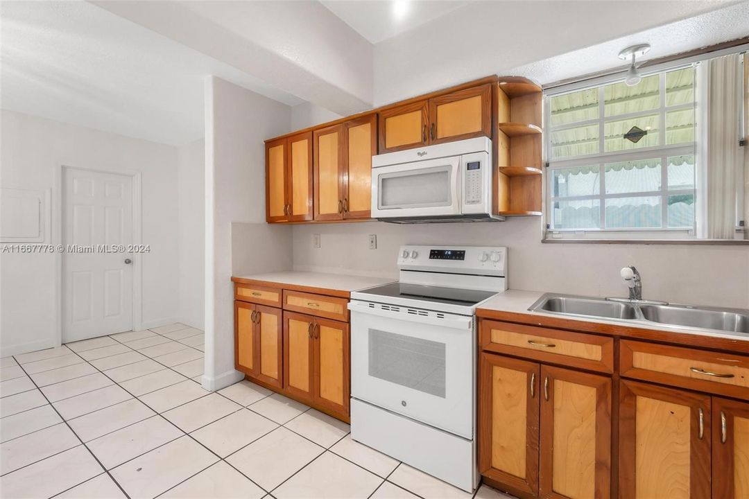 For Rent: $3,375 (3 beds, 2 baths, 1628 Square Feet)