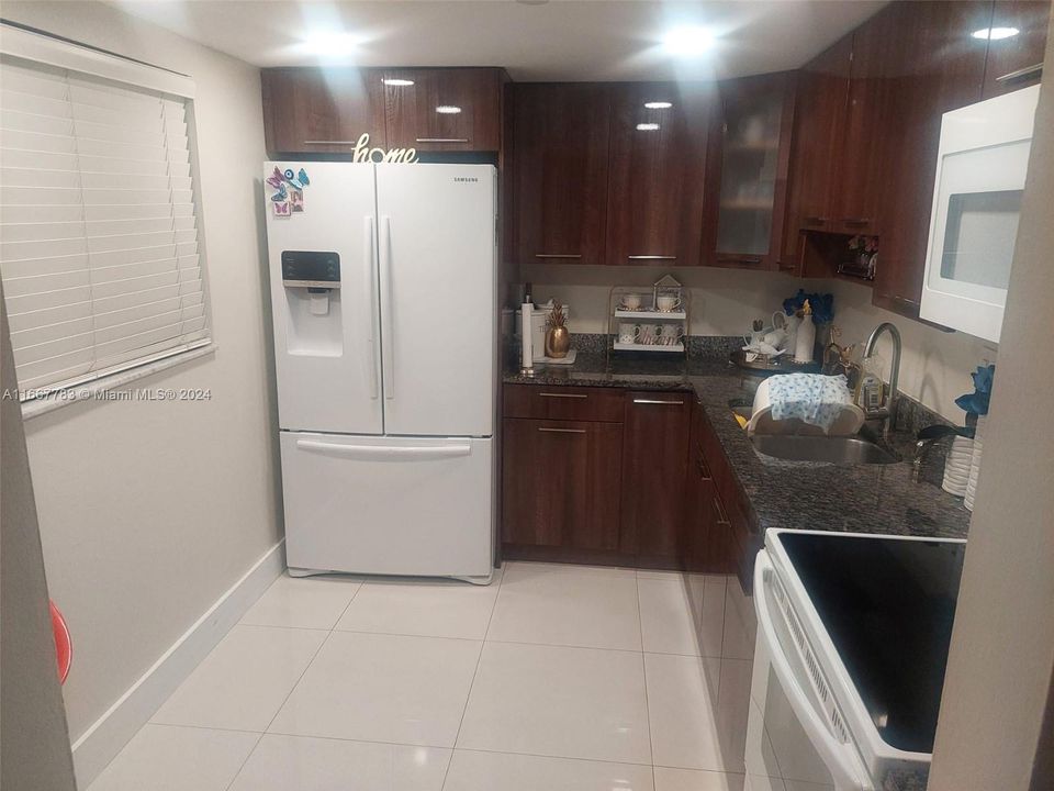 For Sale: $300,000 (2 beds, 2 baths, 965 Square Feet)