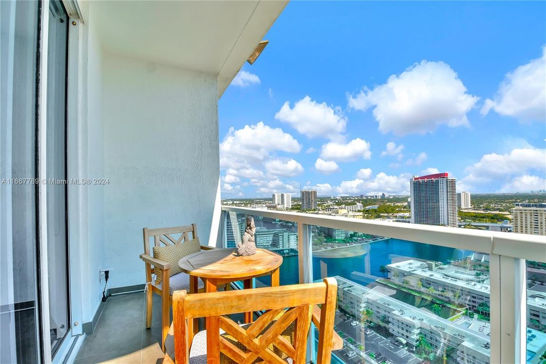 For Sale: $539,000 (1 beds, 1 baths, 875 Square Feet)