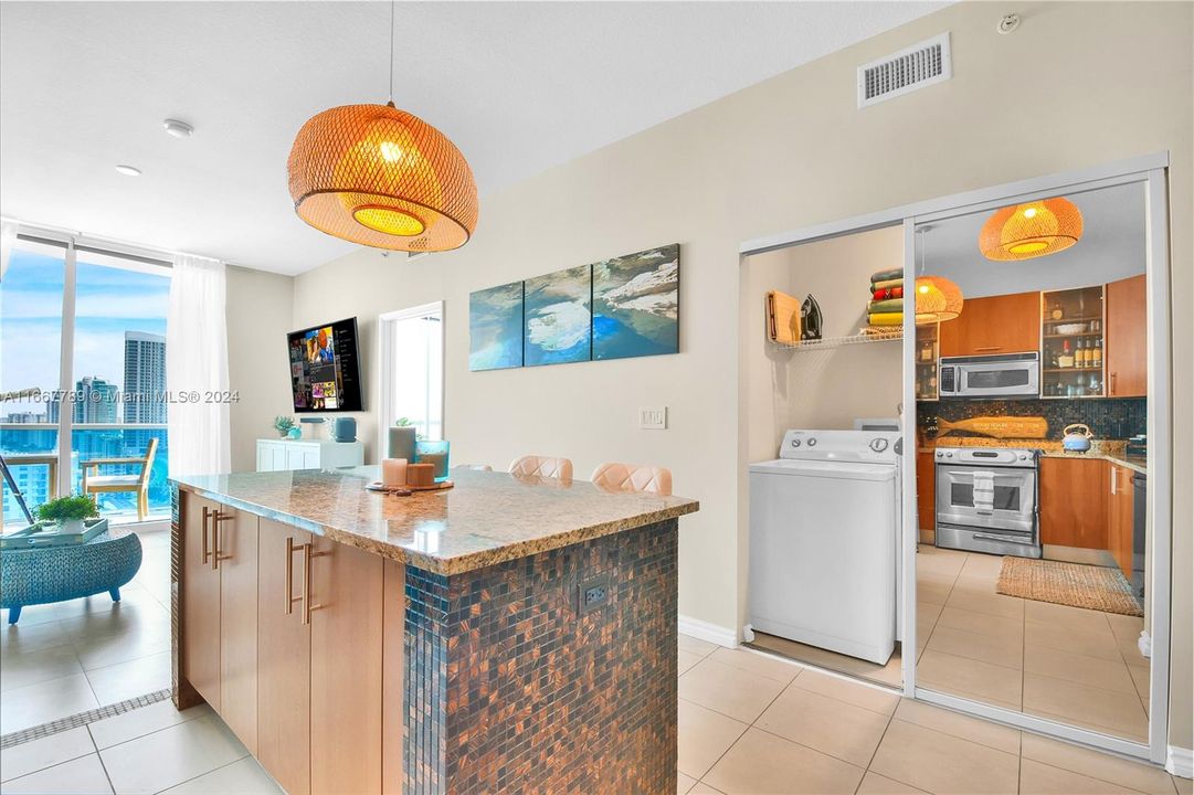 For Sale: $539,000 (1 beds, 1 baths, 875 Square Feet)