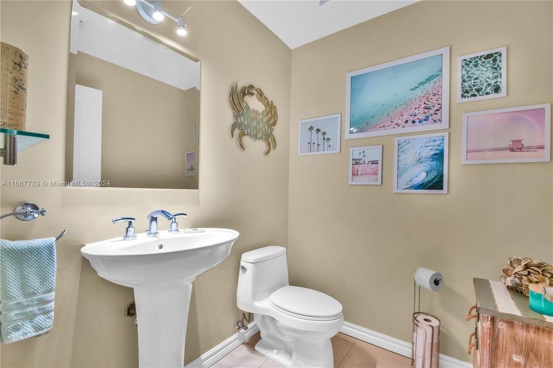 For Sale: $539,000 (1 beds, 1 baths, 875 Square Feet)