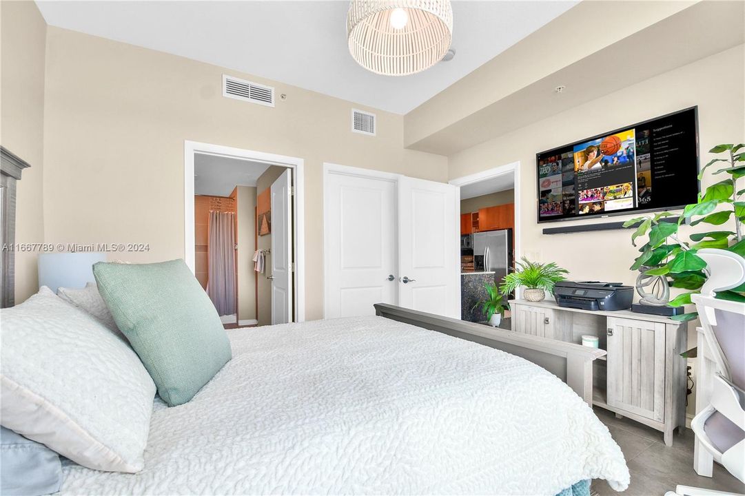 For Sale: $539,000 (1 beds, 1 baths, 875 Square Feet)