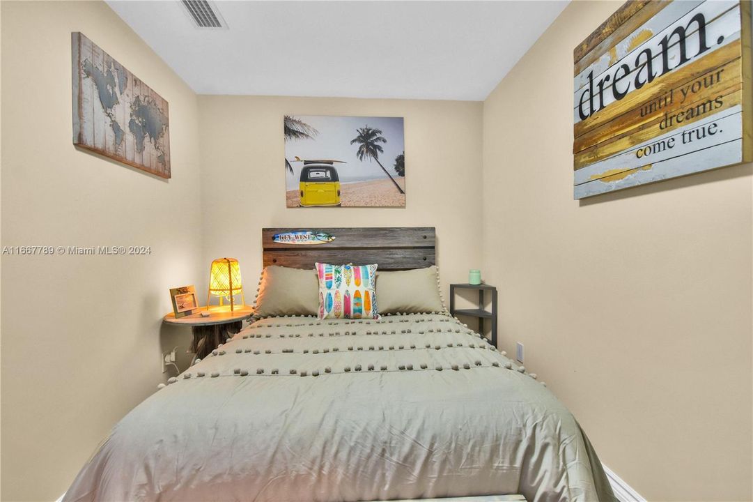 For Sale: $539,000 (1 beds, 1 baths, 875 Square Feet)