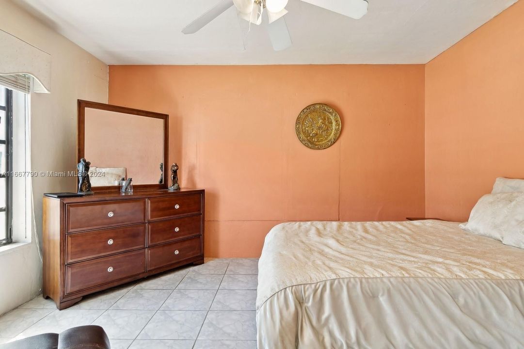 For Sale: $1,100,000 (4 beds, 2 baths, 3153 Square Feet)