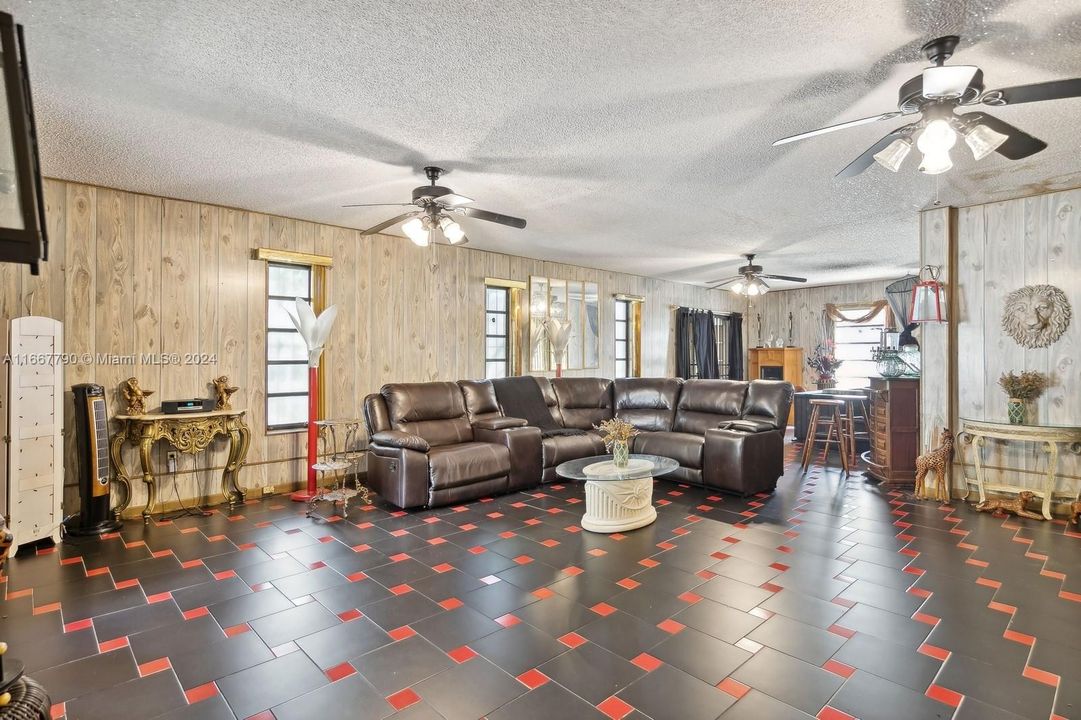 For Sale: $1,100,000 (4 beds, 2 baths, 3153 Square Feet)