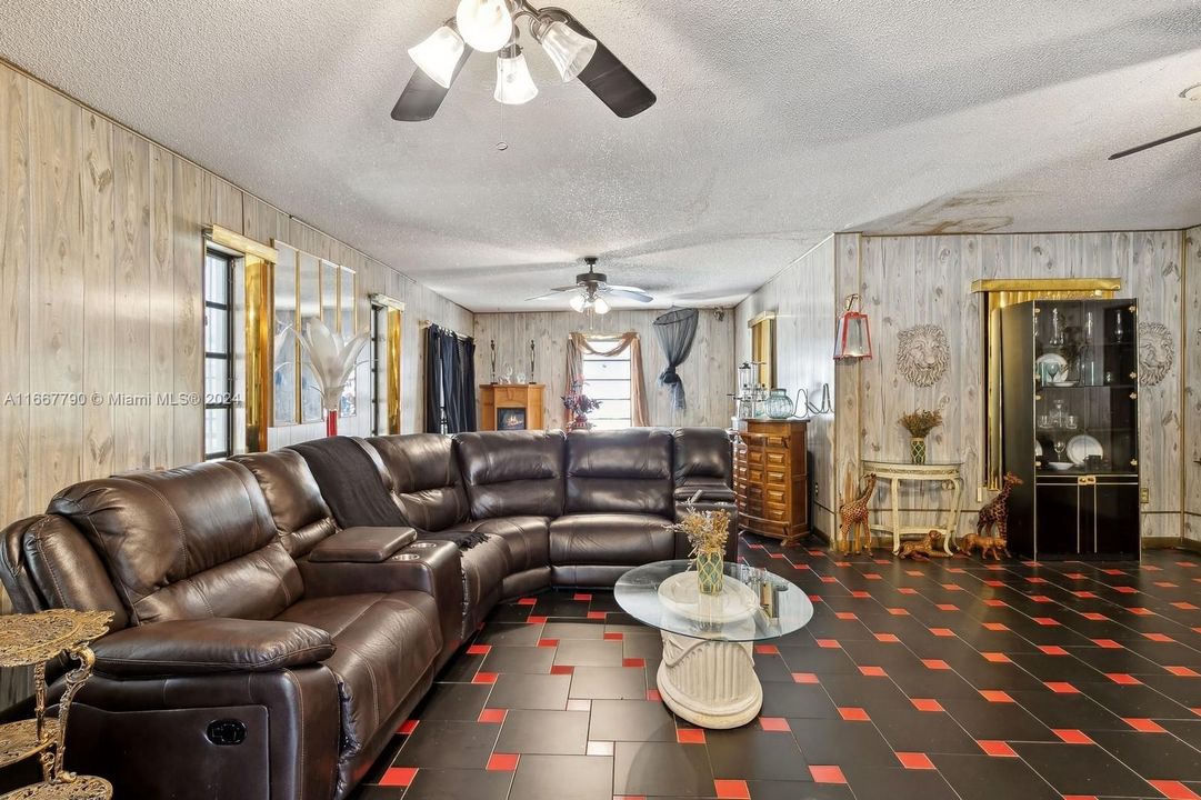 For Sale: $1,100,000 (4 beds, 2 baths, 3153 Square Feet)