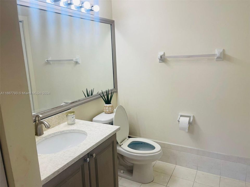 For Sale: $350,000 (2 beds, 2 baths, 1128 Square Feet)