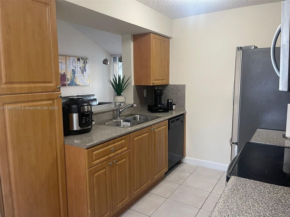 For Sale: $350,000 (2 beds, 2 baths, 1128 Square Feet)