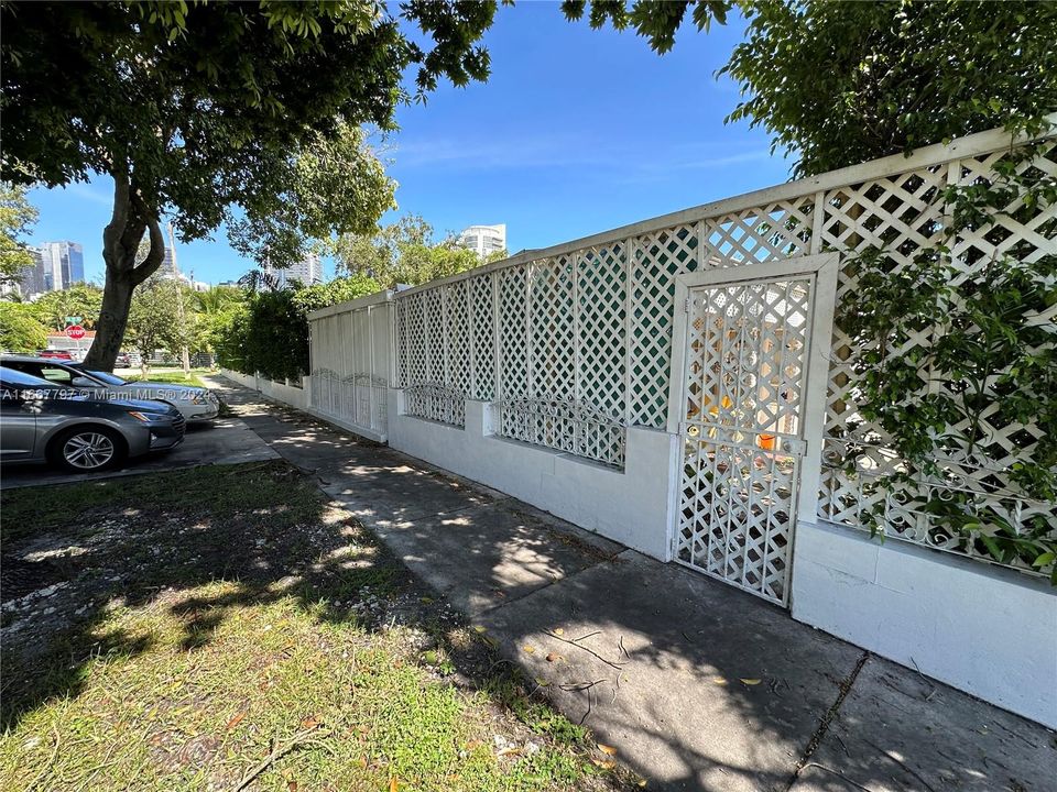 For Sale: $1,500,000 (4 beds, 3 baths, 1298 Square Feet)