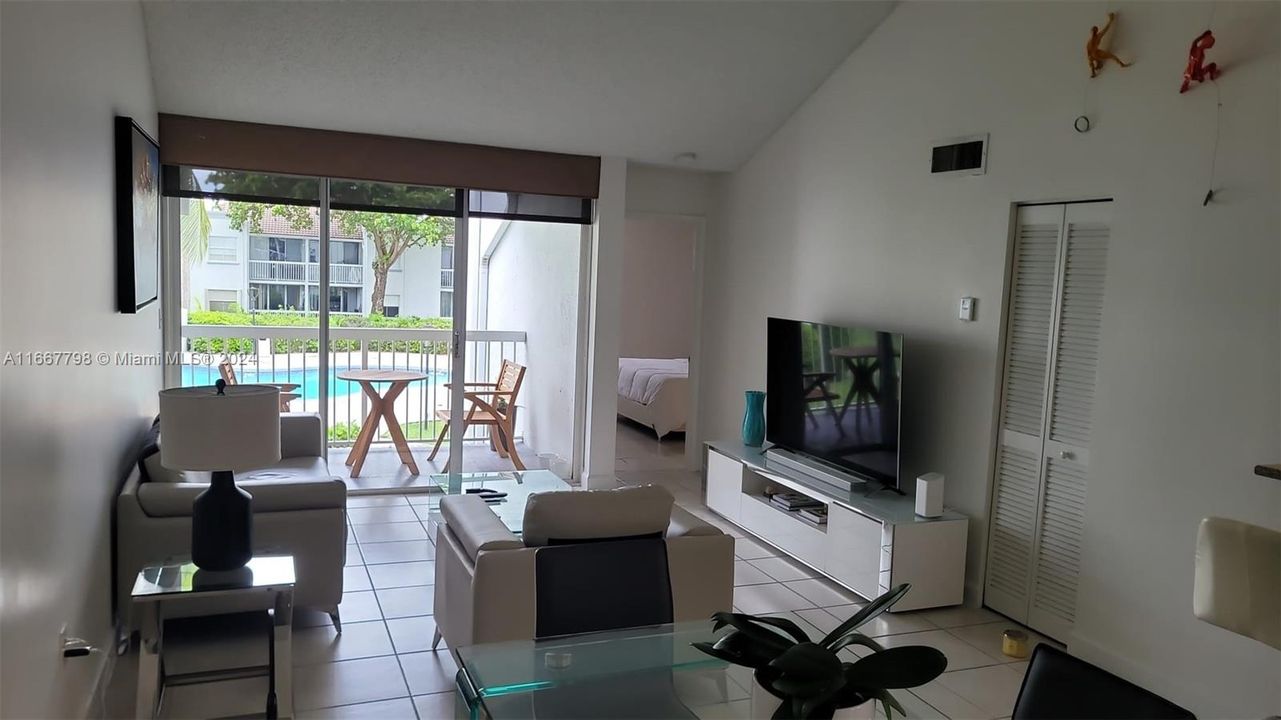 For Sale: $350,000 (2 beds, 2 baths, 1128 Square Feet)