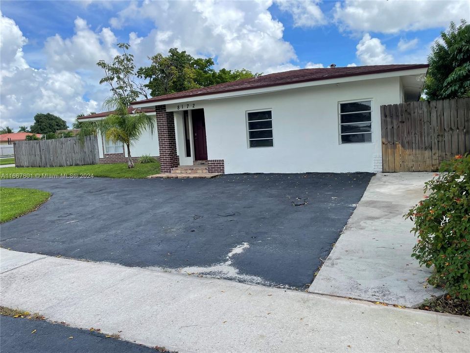 For Sale: $585,000 (4 beds, 2 baths, 2113 Square Feet)