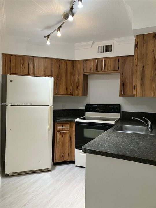 For Rent: $2,200 (2 beds, 2 baths, 890 Square Feet)