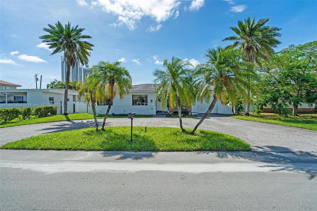 For Sale: $2,000,000 (3 beds, 2 baths, 2300 Square Feet)