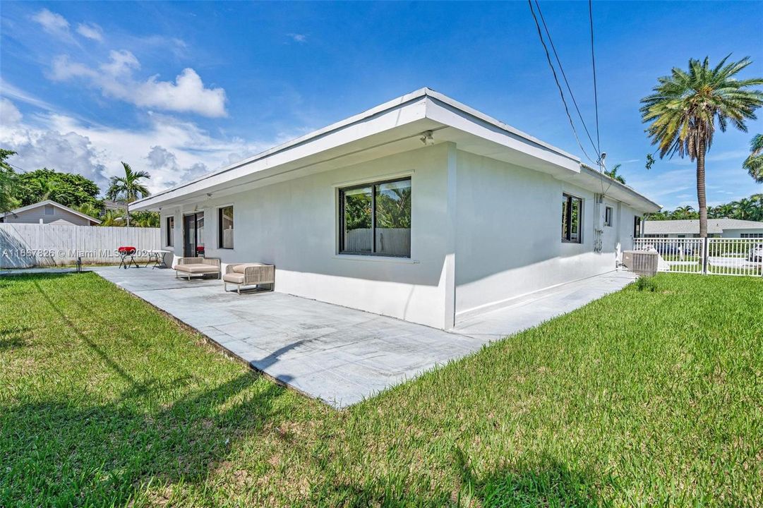 For Sale: $2,000,000 (3 beds, 2 baths, 2300 Square Feet)