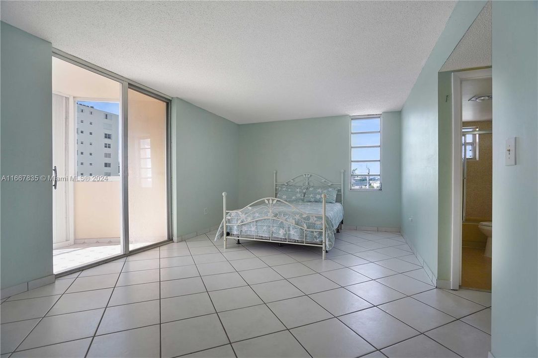 For Sale: $419,000 (2 beds, 2 baths, 1102 Square Feet)