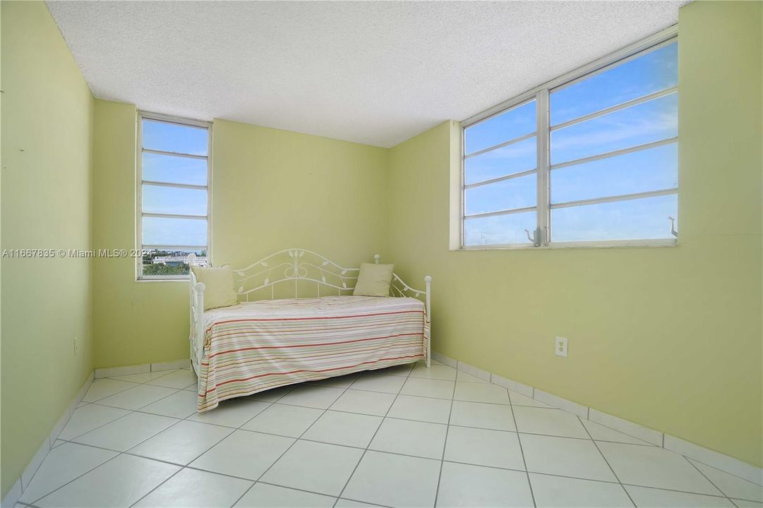 For Sale: $419,000 (2 beds, 2 baths, 1102 Square Feet)