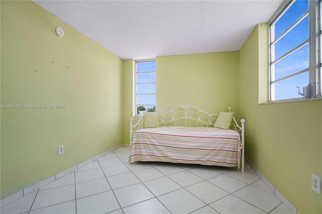 For Sale: $419,000 (2 beds, 2 baths, 1102 Square Feet)