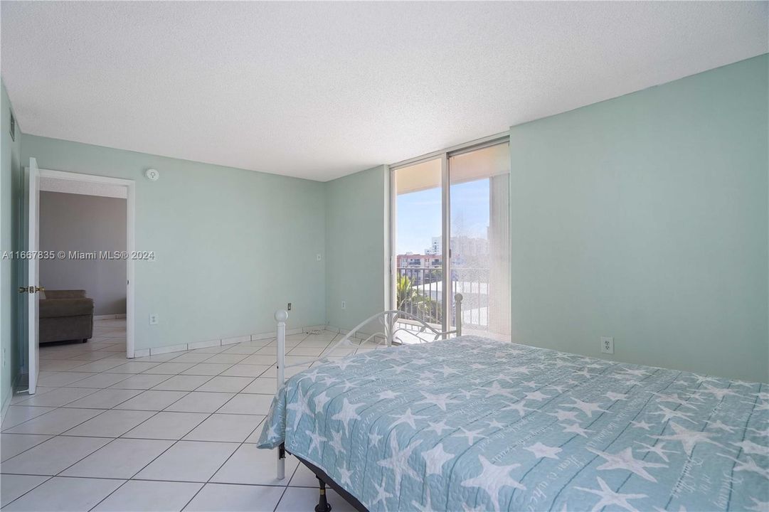 For Sale: $419,000 (2 beds, 2 baths, 1102 Square Feet)