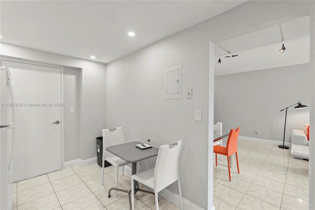 For Sale: $430,000 (1 beds, 1 baths, 789 Square Feet)