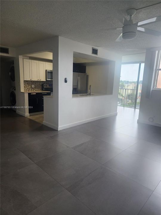 Active With Contract: $2,200 (2 beds, 2 baths, 1086 Square Feet)