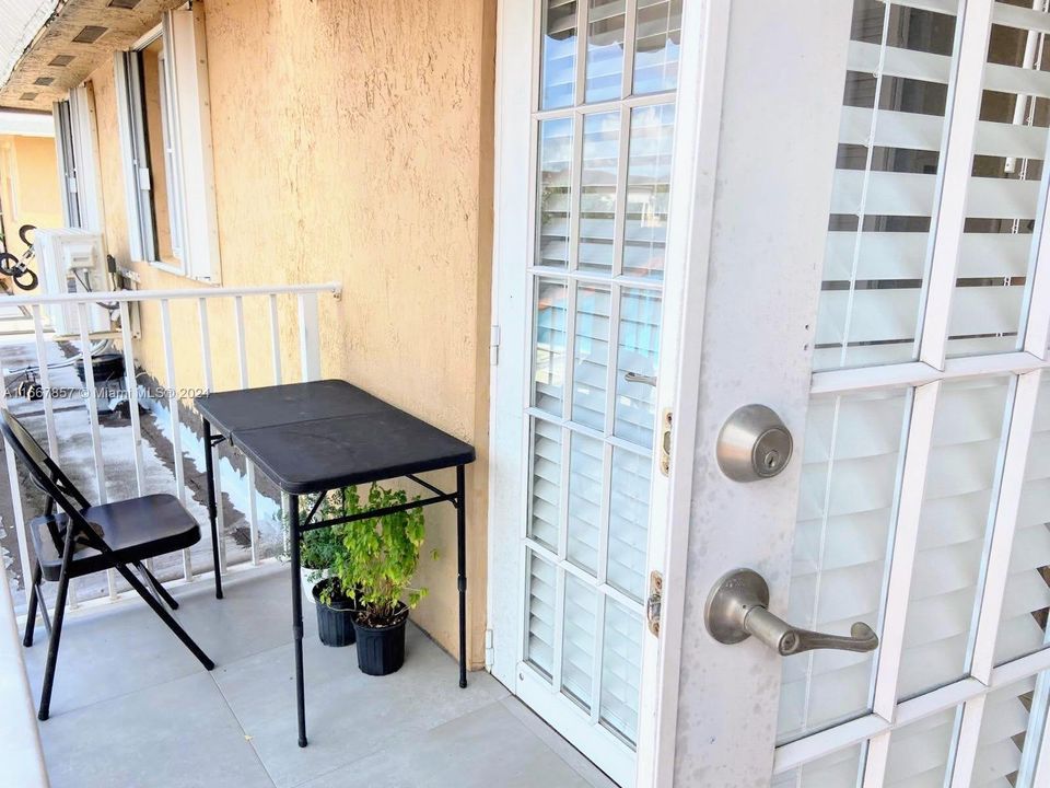 For Rent: $2,300 (2 beds, 2 baths, 1041 Square Feet)