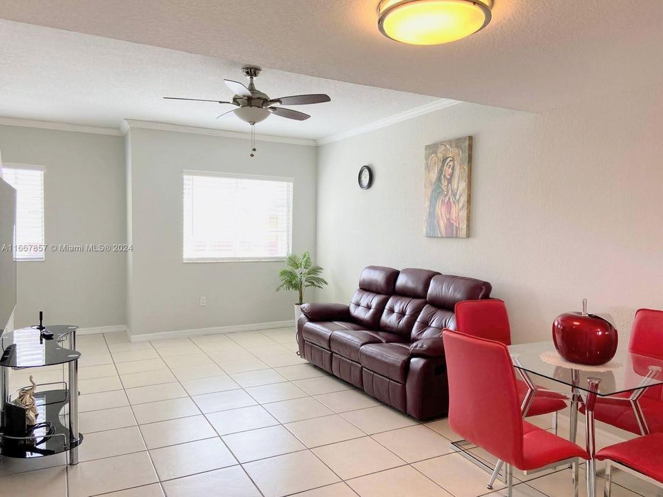 Recently Rented: $2,300 (2 beds, 2 baths, 1041 Square Feet)