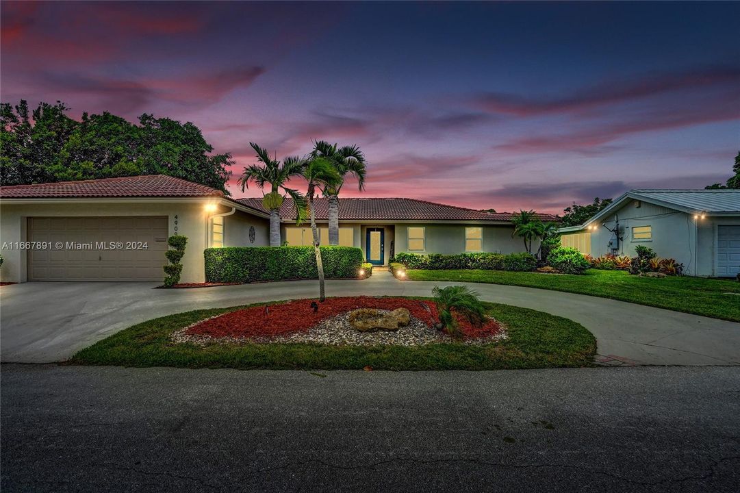 For Sale: $685,000 (2 beds, 2 baths, 2113 Square Feet)