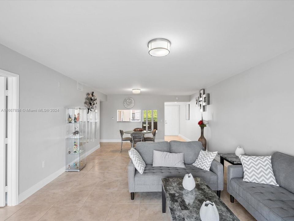 Active With Contract: $229,000 (1 beds, 1 baths, 1033 Square Feet)