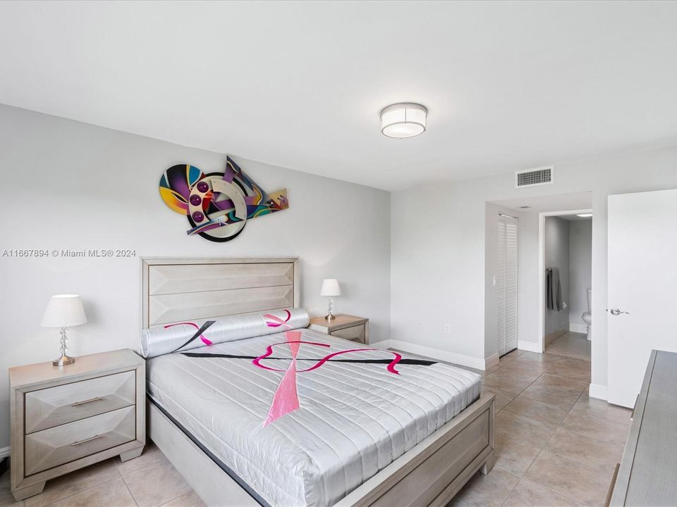 Active With Contract: $229,000 (1 beds, 1 baths, 1033 Square Feet)