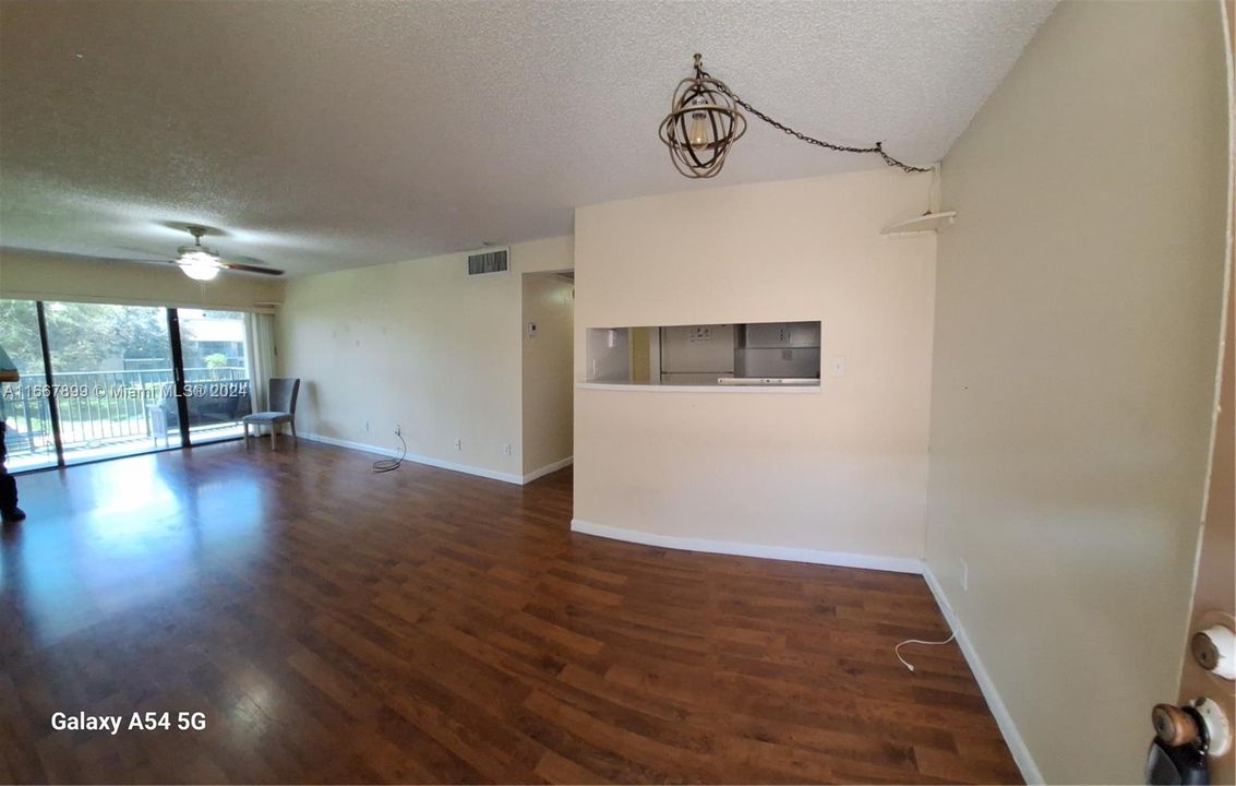 For Sale: $200,000 (1 beds, 1 baths, 650 Square Feet)