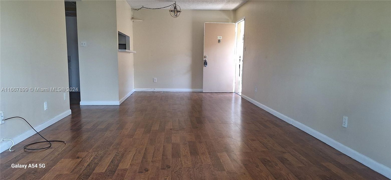 For Sale: $200,000 (1 beds, 1 baths, 650 Square Feet)