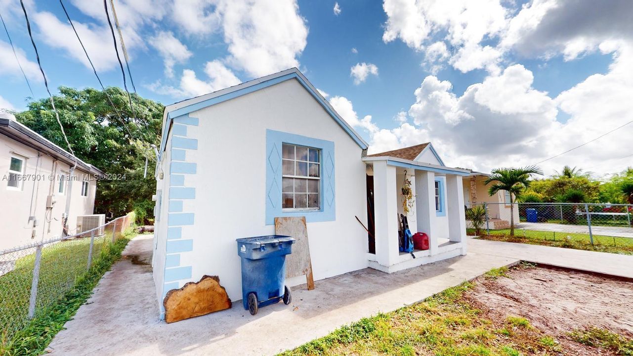 For Sale: $419,000 (3 beds, 2 baths, 998 Square Feet)