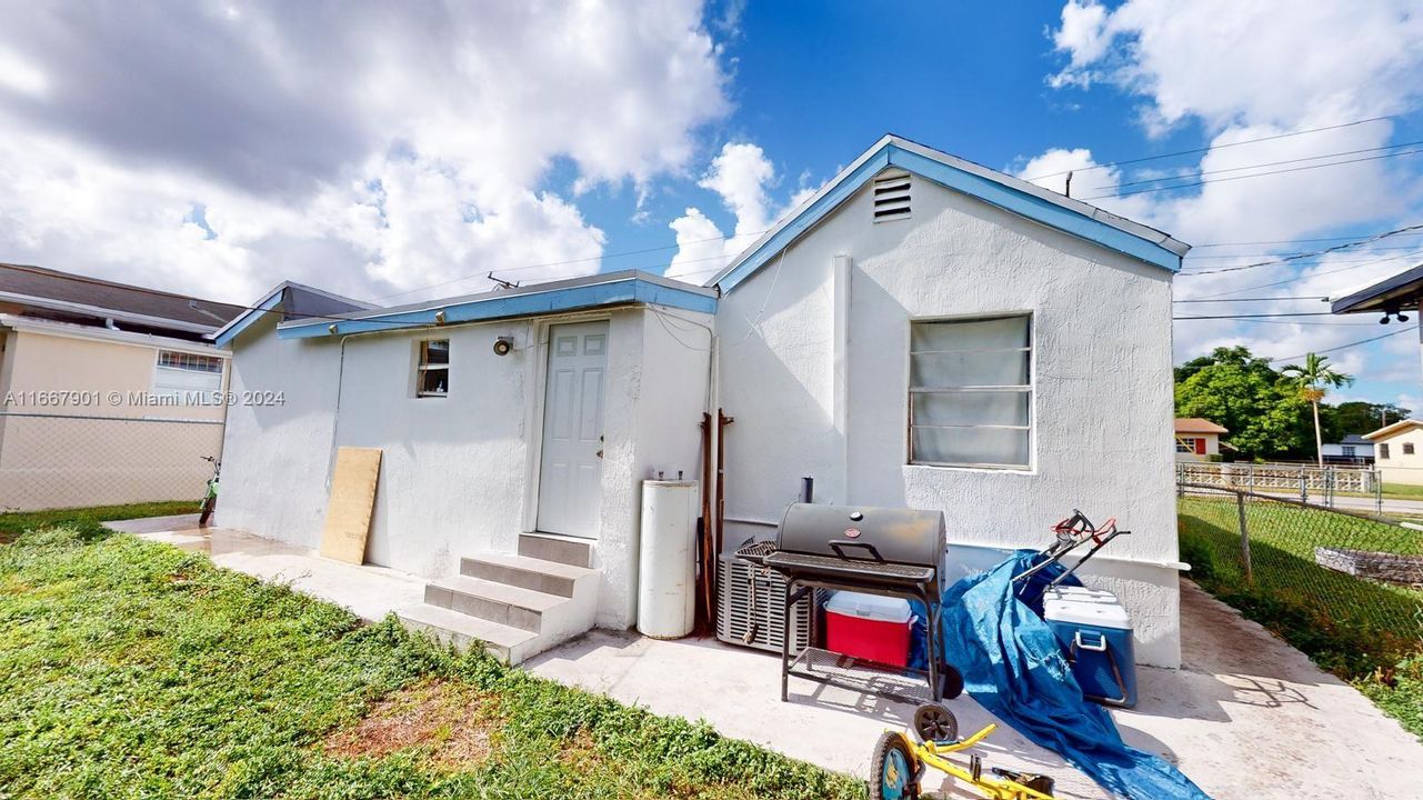 For Sale: $419,000 (3 beds, 2 baths, 998 Square Feet)