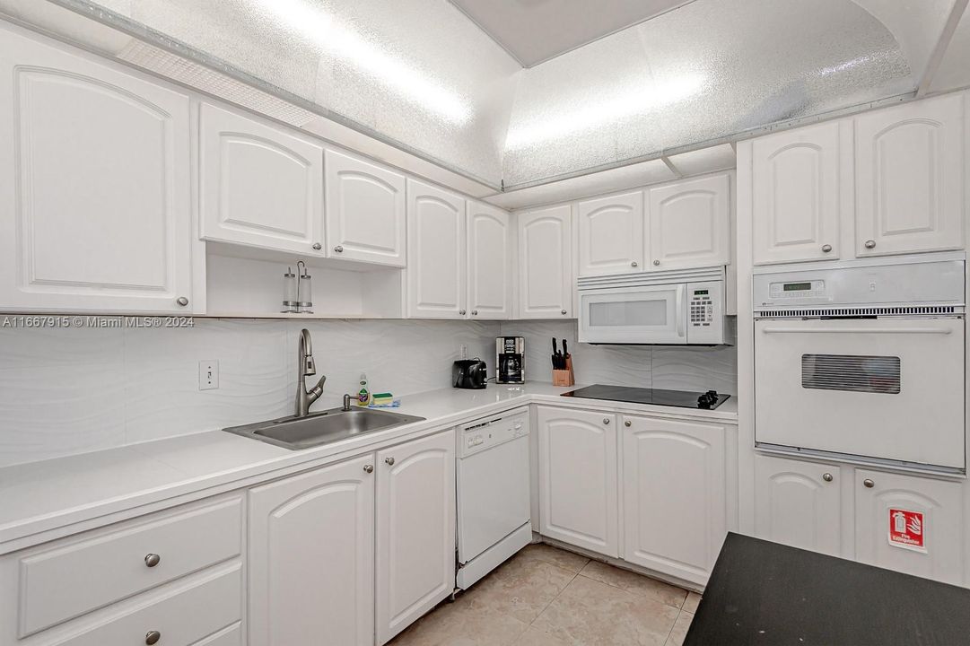 For Sale: $415,000 (1 beds, 1 baths, 874 Square Feet)