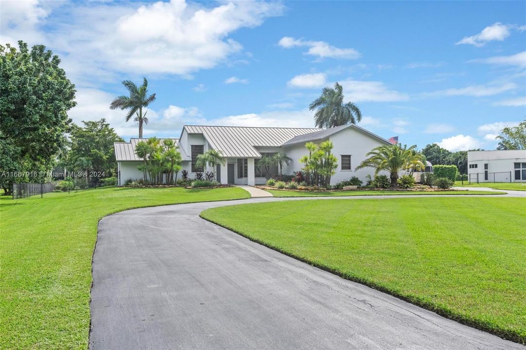 For Sale: $1,600,000 (4 beds, 3 baths, 3092 Square Feet)