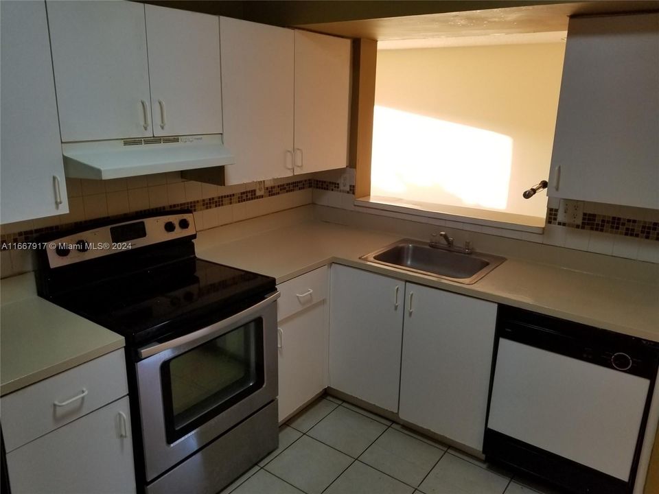 For Rent: $2,450 (2 beds, 2 baths, 970 Square Feet)