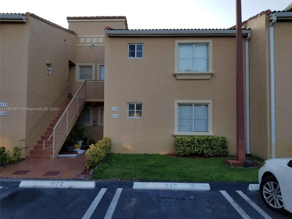 For Rent: $2,450 (2 beds, 2 baths, 970 Square Feet)