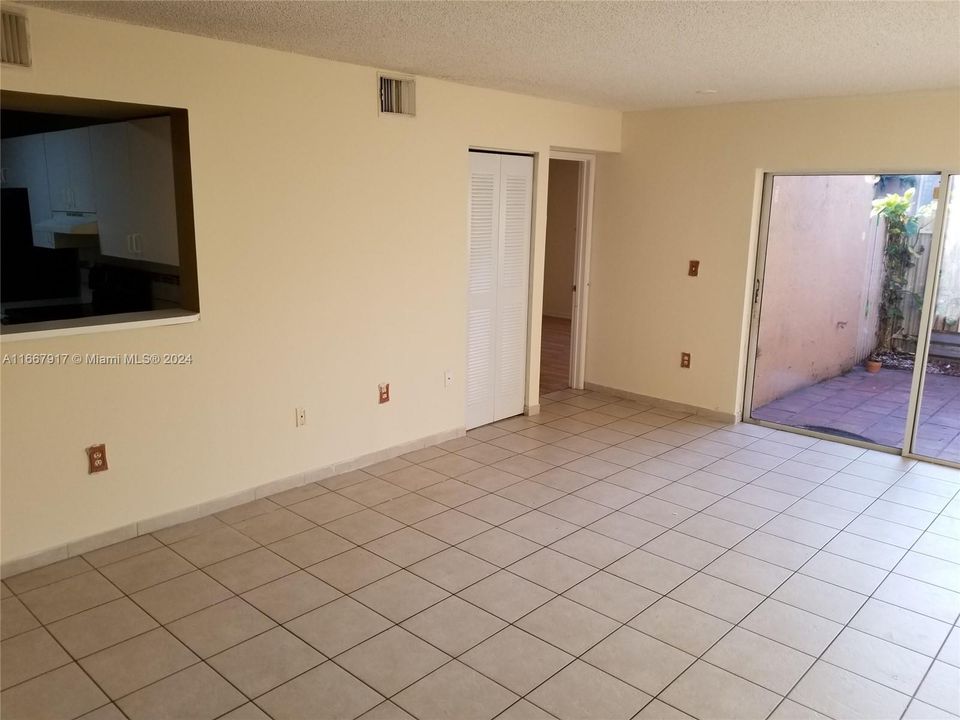 For Rent: $2,450 (2 beds, 2 baths, 970 Square Feet)