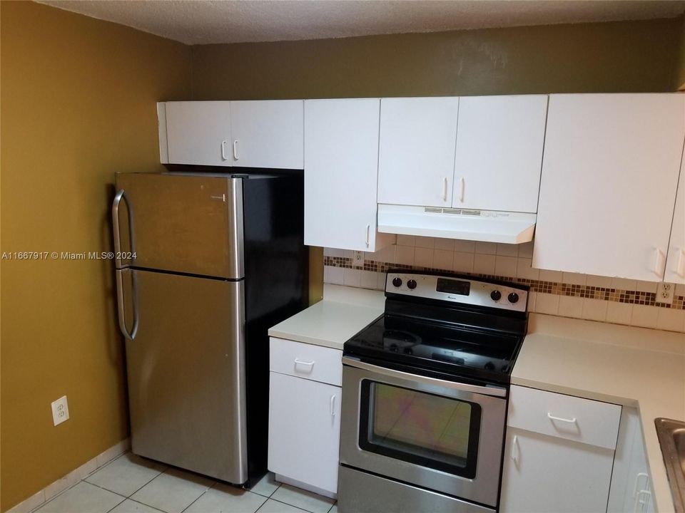 For Rent: $2,450 (2 beds, 2 baths, 970 Square Feet)