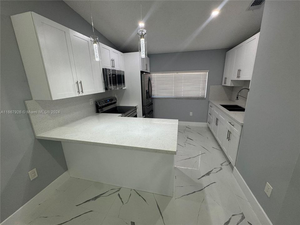 For Sale: $360,000 (2 beds, 2 baths, 925 Square Feet)