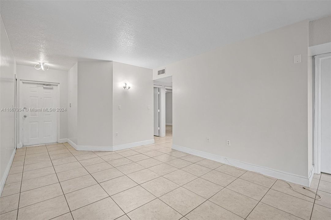 Recently Rented: $2,200 (3 beds, 2 baths, 1196 Square Feet)