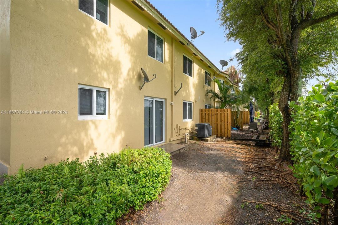 Recently Rented: $2,200 (3 beds, 2 baths, 1196 Square Feet)