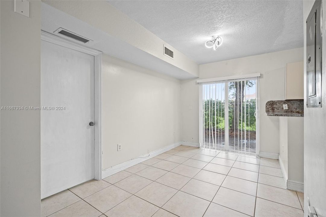 Recently Rented: $2,200 (3 beds, 2 baths, 1196 Square Feet)